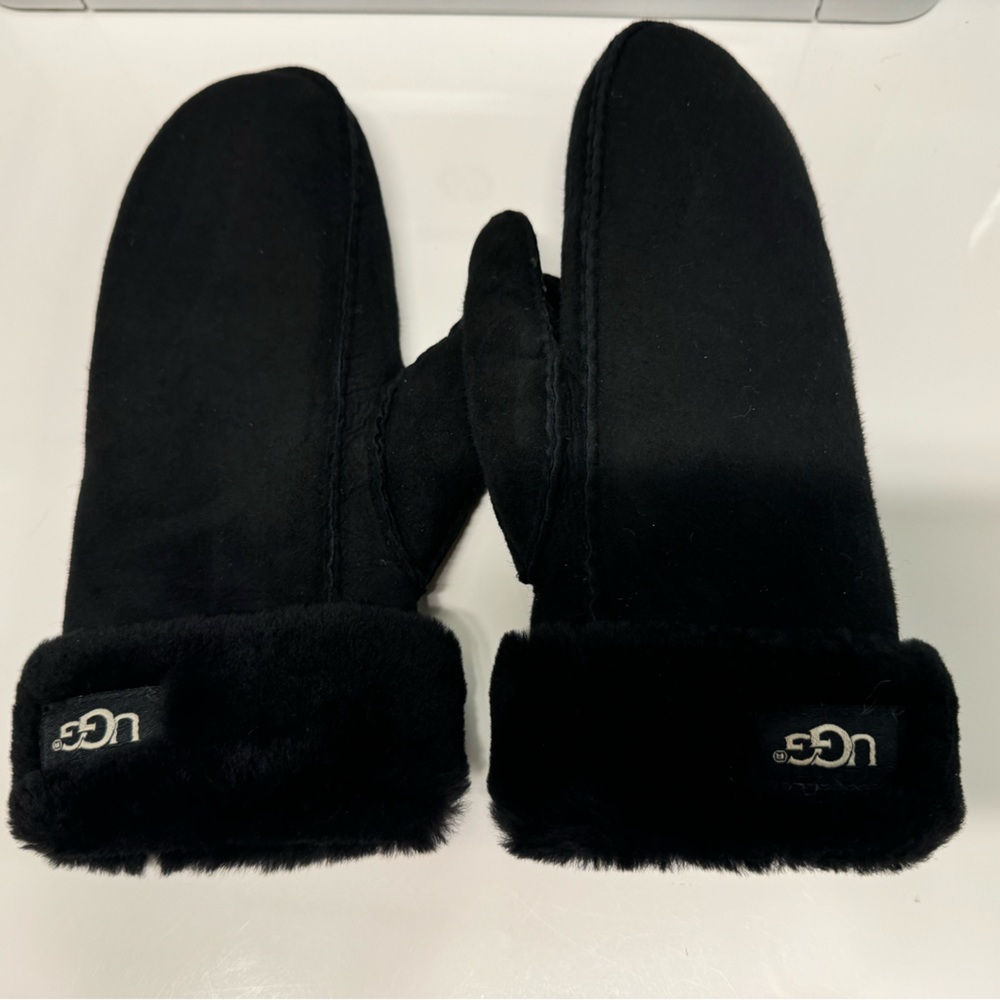 Womens UGG Small / Medium Black Mittens
